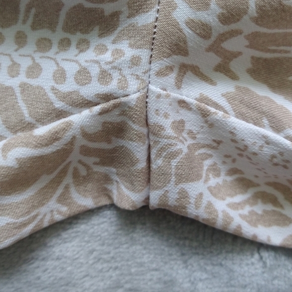 Chico's Perfect Stretch White Tan Color Puzzle Josie Slim Capri Pants Pull-On - Picture 10 of 10